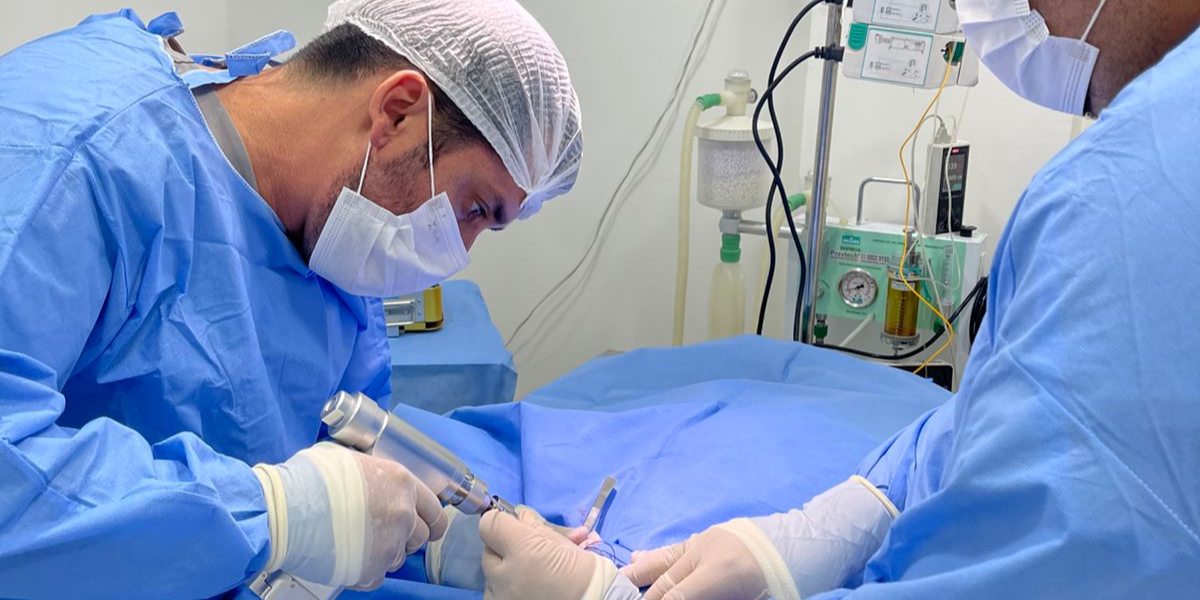 Sala de cirurgia veterinária moderna