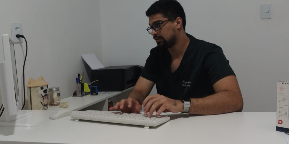 Veterinário realizando atendimento clínico